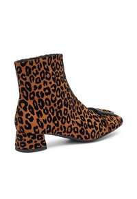 Botines de piel de ante con estampado de leopardo en marrón y negro, diseño de punta afilada, tacón corto y cuadrado, con un acento negro en la parte delantera.