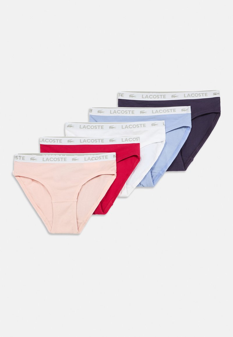 Cinco pares de cuecas de algodão para senhora em rosa, vermelho, branco, azul claro e azul marinho, com uma faixa cinza em contraste e texto do logotipo.