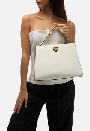 Bolso de mano de cuero blanco con diseño estructurado, acento de logo en dorado y asas superiores dobles. Presenta una textura suave y líneas limpias.