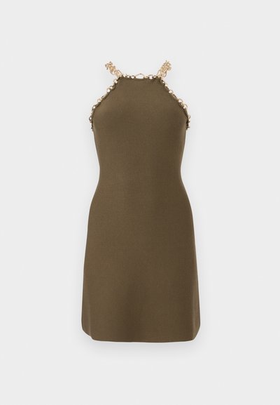 Vestido de malha castanho com nervuras, com detalhes em corrente dourada ao longo do decote e das alças dos ombros. Design sem mangas, silhueta justa.