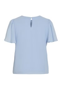Blusa azzurra chiara con maniche corte e gonfiate e apertura a forma di oblò sul retro. Tessuto morbido con una texture liscia.