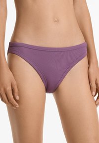 Costumi da bagno inferiori viola a coste con una linea bassa, caratterizzati da una cintura liscia e un design minimalista. Il tessuto appare elastico e texturizzato.