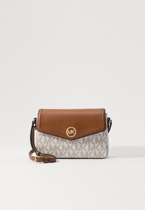 Bolso de hombro de cuero marrón con cierre de logo,solapa color tostado y lona beige detallada con un patrón de monograma repetido. Correa ajustable.