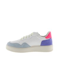 Sneaker bianca in pelle con accenti in suede blu chiaro e viola, lacci verde neon e suola texture. Presenta un collarino imbottito per il comfort.