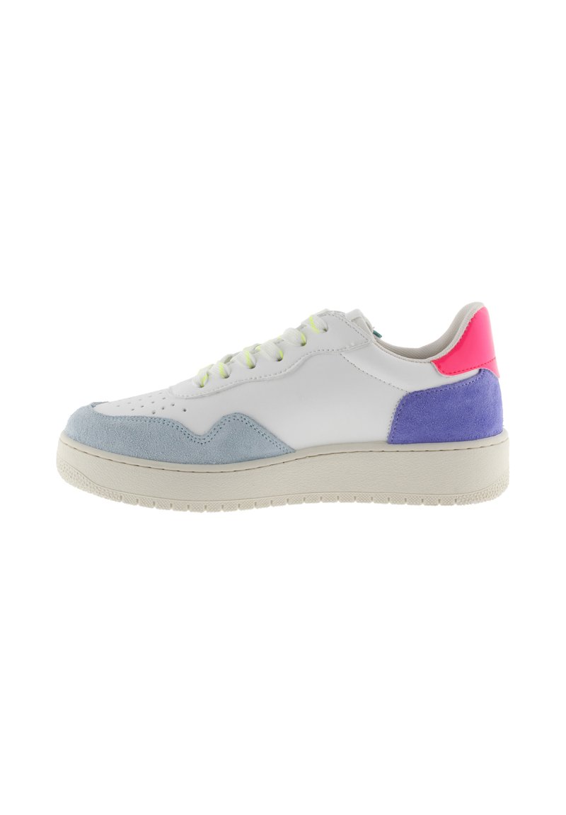 Sneaker bianca in pelle con accenti in suede blu chiaro e viola, lacci verde neon e suola texture. Presenta un collarino imbottito per il comfort.