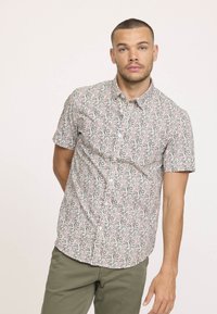 Chemise à manches courtes avec une base blanche, ornée d'un motif floral multicolore. Col button-down et coupe décontractée. Texture de tissu lisse.