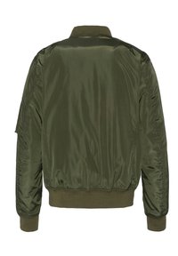 Bomber jacket verde oliva con finitura liscia e lucida, colletto, polsini e orlo a costine, dotato di tasche laterali e senza accessori visibili.