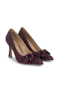 Escarpins en velours violet à bout pointu avec un petit nœud décoratif, dotés d'un talon fin et d'un intérieur lisse.