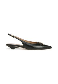 Chaussure slingback en cuir noir avec un bout pointu, un petit talon carré et un détail décoratif doré à l'avant. Texture lisse et design minimaliste.