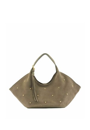 Sac à main en daim marron doux avec clous dorés, forme trapèze large, une anse supérieure unique, et un détail décoratif avec pampille et anneau.