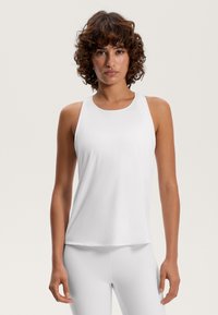 Canottiera atletica bianca con scollatura rotonda e design senza maniche, caratterizzata da una texture liscia e una vestibilità morbida. Nessun motivo o dettaglio visibile.