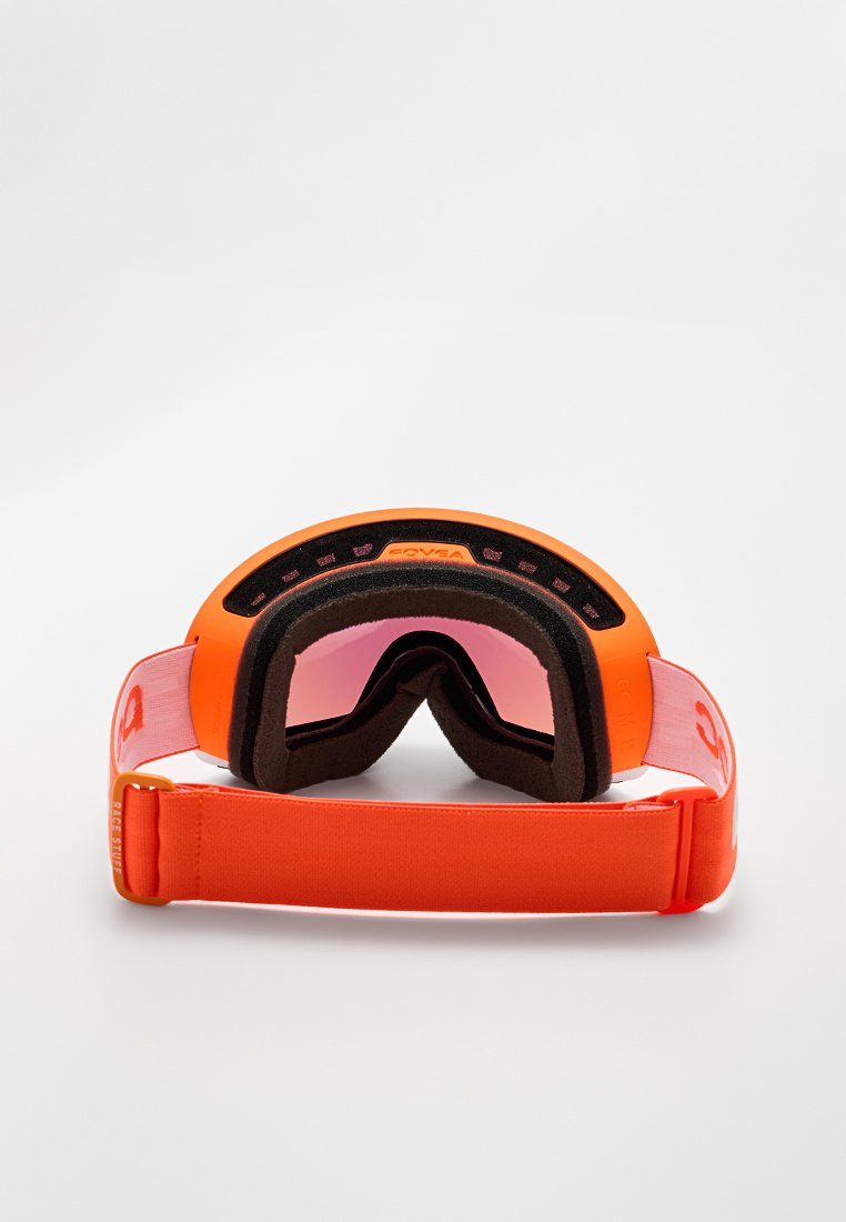 Pomarańczowe gogle narciarskie z różowym szkłem, wyściełane czarnym wnętrzem i regulowanym paskiem z logo. Minimalistyczny design z gładkimi powierzchniami.