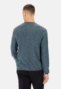 Blau gestreifter Pullover mit rundem Halsausschnitt und langen Ärmeln, der ein strukturiertes Strickmuster sowie gerippte Bündchen und Saum aufweist.