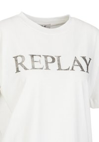 Weißes Baumwoll-T-Shirt mit kurzen Ärmeln, das einen großen, grauen, stilisierten Aufdruck des Wortes "REPLAY" über der Brust zeigt.