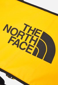 The North Face BASE CAMP GEAR BOX L - Kelioninis krepšys - summit gold/black