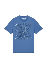 Blaues Baumwoll-T-Shirt mit einer schwarzen Linienillustration von Bergen, Flüssen, Bäumen und Wolken. Crew-Neck-Design mit kurzen Ärmeln.