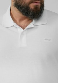 Weißes Poloshirt aus strukturiertem Stoff, mit einer Zweiknopf-Leiste und kleinem, gesticktem s.Oliver-Logo auf der linken Brust.