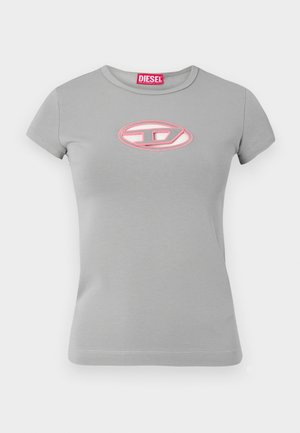 T-shirt grigio a maniche corte in cotone, con un logo ovale ricamato rosa sul petto e collo girocollo.