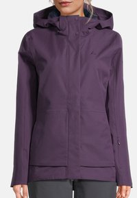 Giacca impermeabile viola con chiusura a zip davanti, cappuccio regolabile e due tasche anteriori. Texture liscia con un design minimalista.