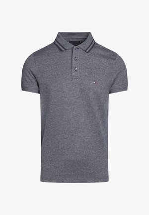 Szara teksturowana koszulka polo męska z krótkimi rękawami, plisą na trzy guziki, paskowanym kołnierzykiem i małym logo Tommy Hilfiger na piersi.