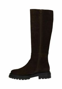 Bottes en daim marron hauteur genou avec une fermeture éclair sur le côté, semelle en caoutchouc noir robuste, texture lisse et détails de couture minimalistes.