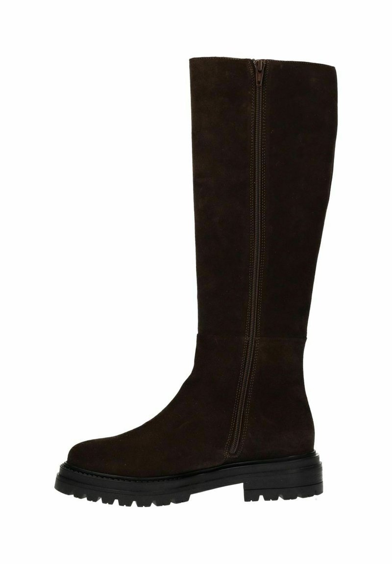 Bottes en daim marron hauteur genou avec une fermeture éclair sur le côté, semelle en caoutchouc noir robuste, texture lisse et détails de couture minimalistes.