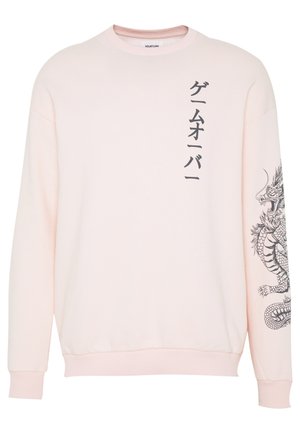 Sudadera de color rosa claro con texto japonés negro en el pecho y un gráfico detallado de un dragón negro en la manga derecha.