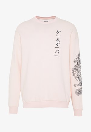 Lichtroze sweatshirt met zwarte Japanse tekst op de borst en gedetailleerde zwarte drakengrafiek op de rechtermouw.