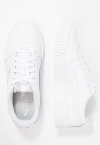 Weiße Sneaker mit einem Obermaterial aus glattem Leder, perforierter Zehenpartie, texturiertem Sohlen und flachen Schnürsenkeln. Mit Branding auf der Zunge und der Seite.