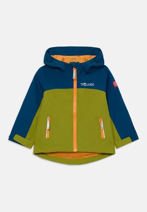 Barvna otroška jakna ima modro in zeleno zasnovo z oranžnimi poudarki, kapuco in sprednjimi žepi na zadrgo. Ima gladko strukturo in je lahka.
