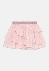 Jupe en tulle rose avec des volants superposés, dotée d'une ceinture élastique pailletée. Le tissu est transparent et léger avec une texture douce.