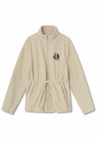Beige Fleece-Zip-Jacke mit hohem Kragen, verstellbarem Kordelzug in der Taille, zwei Fronttaschen und einem runden schwarzen Logo auf der linken Seite.