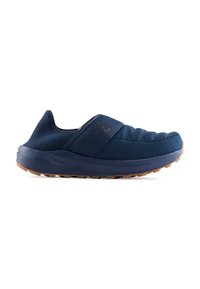 Scarpe slip-on navy con una tomaia testurizzata, design imbottito e suola in gomma. Presentano un logo sul lato e una silhouette robusta e ben strutturata.