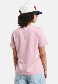 GANT SHIELD V-NECK  - T-shirts basic - dusty pink