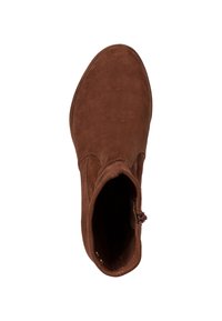 Bottine en suède marron avec une texture lisse, un bout arrondi et une fermeture éclair sur le côté. Design simple et minimaliste, sans motifs visibles.