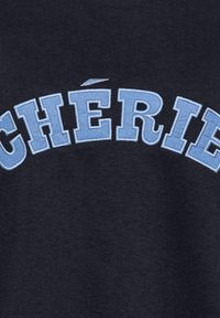 Donkerblauwe sweatshirt met het woord "CHÉRIE" in lichtblauwe, vetgedrukte, gebogen tekst over de borst. Zachte stofstructuur.