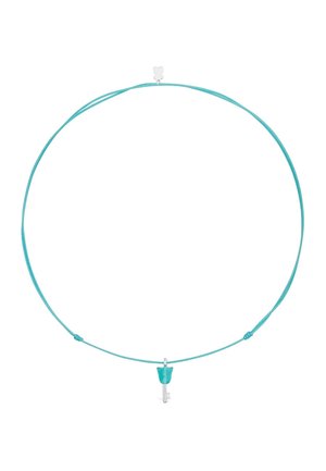 Naszyjnik z turkusowym sznurkiem z małą srebrną zawieszką w kształcie klucza i zapięciem w kształcie główki misia.