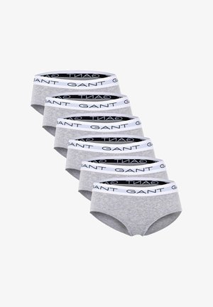 Sechs graue Baumwollslips mit weißem Bund und schwarzem "GANT"-Logo, überlappend auf weißem Hintergrund angeordnet.