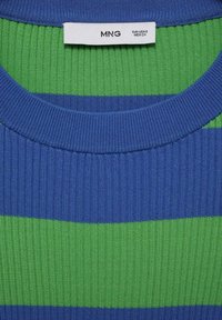 Col montant en tricot côtelé avec des rayures horizontales larges alternées bleues et vertes, et une étiquette de vêtement blanche portant l'inscription "MNG EUR-USAS MEX CH".