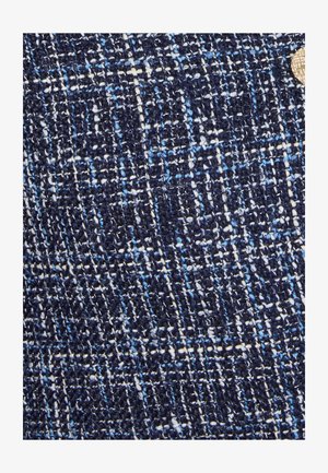 Marineblauwe geweven stof met een textuurpatroon, met door elkaar gevlochten draden in lichtere blauw- en crèmekleuren, en een ronde metalen accent.