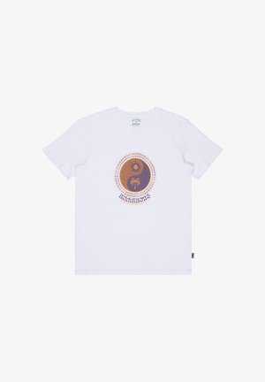 Witte korte mouw t-shirt met een cirkelvormig yin-yang ontwerp in oranje en blauw, met een palmboom en zon, gelabeld "Billabong".