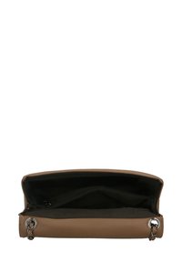 Borsa in pelle marrone con texture liscia, forma rettangolare, vista aperta che mostra il compartimento interno e la tasca con zip, dettagli in metallo argentato.