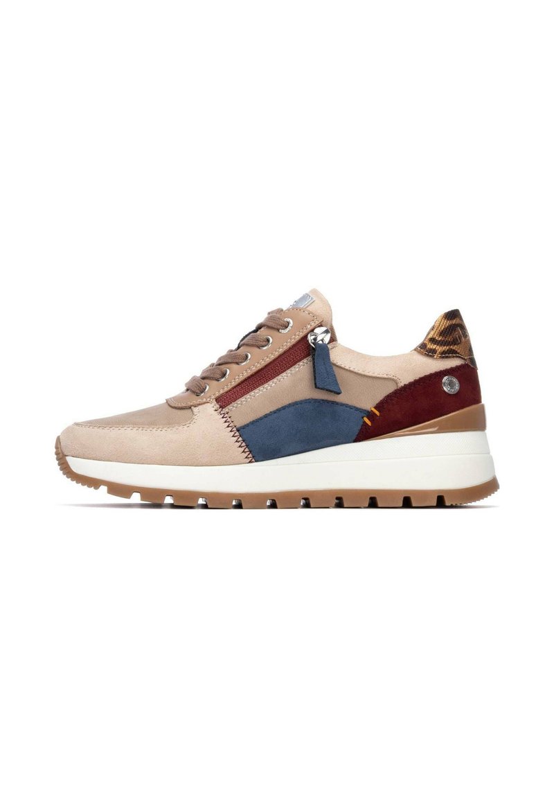 Las zapatillas deportivas de ante beige cuentan con acentos en azul y marrón, un sistema de cordones y un talón estampado. Suela intermedia blanca gruesa con suela exterior texturizada.