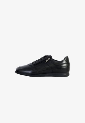 Sneaker in pelle nera con finitura liscia, dotato di chiusura con lacci, cerniera laterale e sottili dettagli impunturati sulla tomaia.