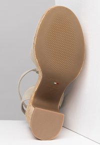 NeroGiardini Sandali con plateau - ivory