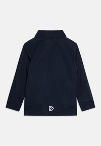 Navy zils gara piedurkņu žakete ar apkakli, elastīgiem aprocēm un nelielu baltu ģeometrisku logo netālu no apakšējās malas aizmugurē.