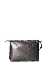 Borsa a pochette in pelle argentata metallica con una texture liscia, chiusura con zip e una tracolla removibile per maggiore versatilità.