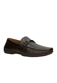 Braune Lederloafers mit runder Zehenpartie, dekorativem Metallzubehör über dem Riemen und kontrastierenden Nähten entlang der Kanten.