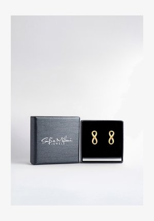 Guldpläterade oändlighetsoffständiga örhängen visade i en svartsammetklädd smyckeslåda med en texturerad svart yta. "Sofia Milani Jewels"-logotyp.