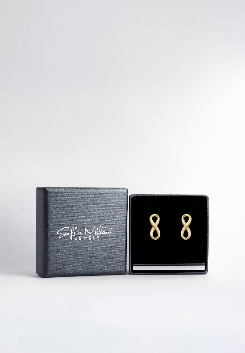 Guldtonet uendelighedsbånd øreringe præsenteret i en sort fløjlsklædt smykkeboks med en struktureret sort yderside. "Sofia Milani Jewels" logo.
